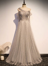Vestido de noche largo de tul con perlas y un hombro gris