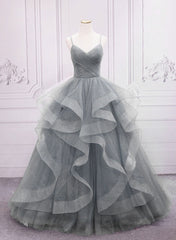 Vestido formal largo de tul gris con escote en V