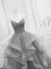 Vestido formal largo de tul gris con escote en V