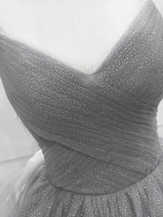 Vestido formal largo de tul gris con escote en V