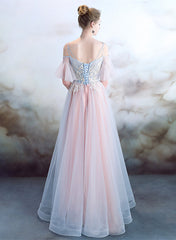 Vestido de fiesta rosa de tul con hombros descubiertos y apliques de encaje