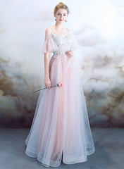 Vestido de fiesta rosa de tul con hombros descubiertos y apliques de encaje