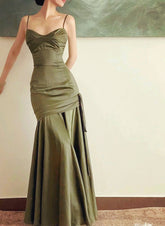 Precioso vestido de fiesta largo con tirantes de corazón en satén verde