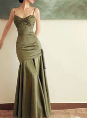 Precioso vestido de fiesta largo con tirantes de corazón en satén verde