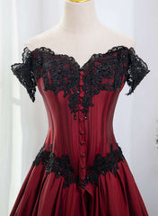 Elegante vestido de fiesta rojo vino con hombros descubiertos y encaje negro