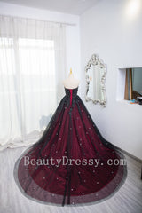 Hermoso vestido de fiesta de tul negro y rojo para dulces 16 con capa