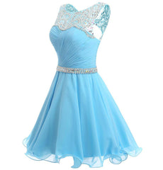 Hermoso vestido de fiesta corto de gasa con escote redondo y cuentas