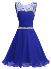 Hermoso vestido de fiesta corto de gasa con escote redondo y cuentas