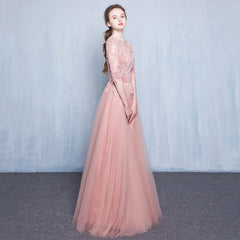 Hermoso vestido de fiesta de tul con encaje y mangas cortas en color rosa.