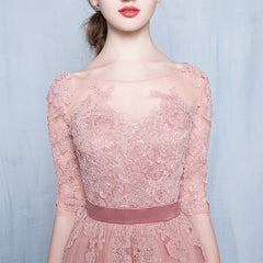 Hermoso vestido de fiesta de tul con encaje y mangas cortas en color rosa.