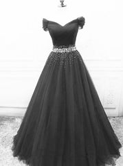 Vestido de fiesta negro de tul con hombros descubiertos, encaje y cuentas, corte A