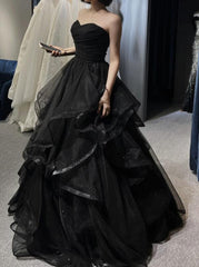 Vestidos formales de baile con capas de tul y escote en forma de corazón en color negro