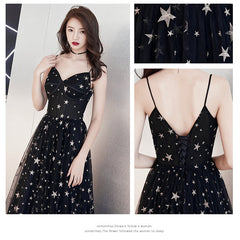 Vestido de noche largo negro con escote en V, tirantes de tul y espalda baja.