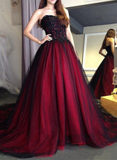 Vestido de noche largo de tul con encaje y cuentas negras y rojas.