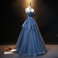 Vestido de fiesta sencillo y bonito de tul azul con escote en forma de corazón y largo hasta el suelo