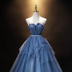 Vestido de fiesta sencillo y bonito de tul azul con escote en forma de corazón y largo hasta el suelo