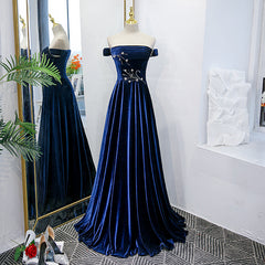Vestido de noche elegante de terciopelo azul con cuentas y hombros descubiertos