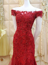 Vestido de noche de tul sirena burdeos con apliques de encaje