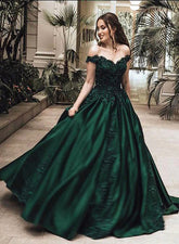 Vestido formal largo de satén verde oscuro con apliques de encaje
