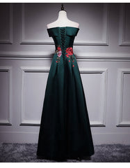 Vestido de fiesta de satén verde oscuro con hombros descubiertos y largo hasta el suelo