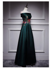Vestido de fiesta de satén verde oscuro con hombros descubiertos y largo hasta el suelo