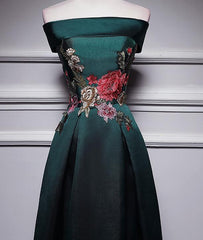 Vestido de fiesta de satén verde oscuro con hombros descubiertos y largo hasta el suelo