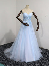 Elegante vestido de fiesta de tul azul con escote en forma de corazón.