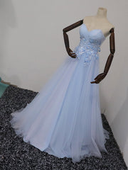 Elegante vestido de fiesta de tul azul con escote en forma de corazón.