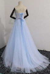 Elegante vestido de fiesta de tul azul con escote en forma de corazón.