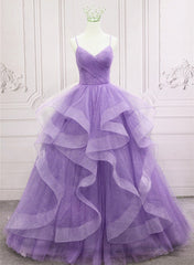 Hermoso vestido de noche largo con escote en V y capas de tul con tirantes morados