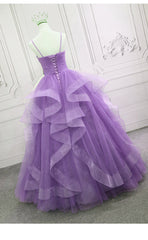 Hermoso vestido de noche largo con escote en V y capas de tul con tirantes morados