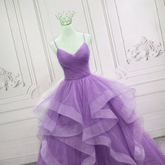 Hermoso vestido de noche largo con escote en V y capas de tul con tirantes morados