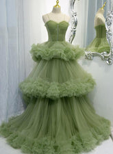Vestido de noche largo con escote en forma de corazón, tirantes y capas de tul verde