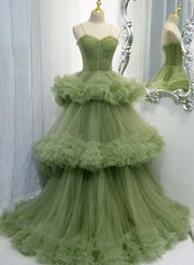 Vestido de noche largo con escote en forma de corazón, tirantes y capas de tul verde