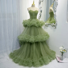 Vestido de noche largo con escote en forma de corazón, tirantes y capas de tul verde