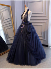 Encantador vestido de fiesta de tul azul marino con cuello halter y apliques de flores
