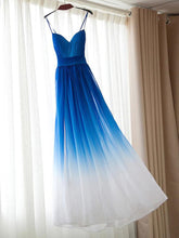 Vestido de fiesta de gasa con degradado y tirantes azules