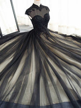 Elegante vestido de fiesta con cuello alto y cola dulce y diamantes de imitación
