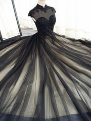 Elegante vestido de fiesta con cuello alto y cola dulce y diamantes de imitación