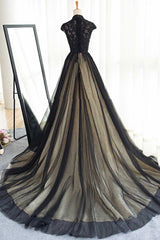 Elegante vestido de fiesta con cuello alto y cola dulce y diamantes de imitación