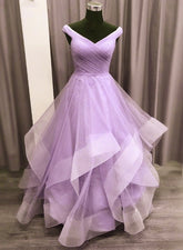 Vestido largo de fiesta estilo princesa con capas de tul color lavanda y escote corazón