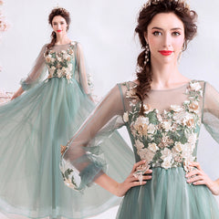 Vestido de noche de tul con mangas largas y flores verde claro en forma de A
