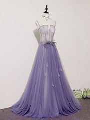 Vestido de noche formal con top de encaje morado claro y tirantes de tul en forma de A.