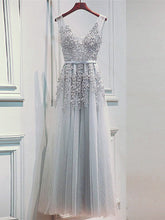 Vestido de fiesta largo con escote en V y apliques de encaje gris plateado claro