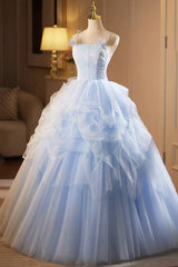 Vestido de fiesta de tul en capas con tirantes finos en azul claro