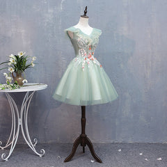 Precioso vestido de fiesta corto de tul con escote en V y encaje floral.