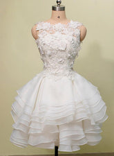 Precioso vestido de fiesta corto con capas y flores de encaje