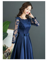 Vestido de dama de honor de satén azul marino, largo hasta la rodilla con encaje y mangas largas