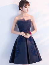Vestido de fiesta hasta la rodilla de satén azul marino con apliques de encaje