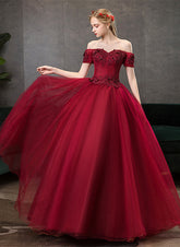 Vestido de fiesta rojo vino con escote en forma de corazón y hombros descubiertos